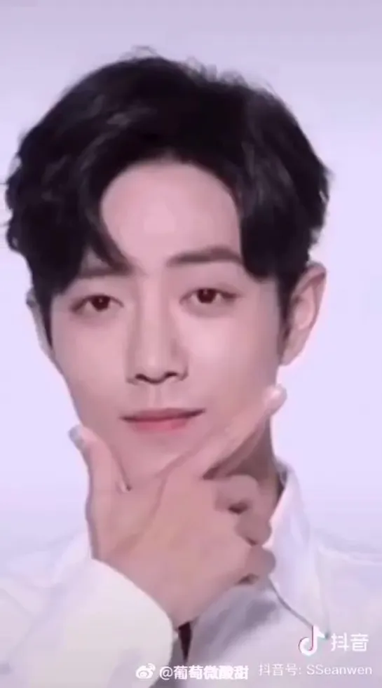 [Douyin] Xiao Zhan plays with his eyebrows