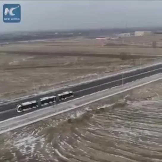 CHINA TRACKLESS ELECTRIC TRAM WITHOUT A DRIVER IN DIFFICULT WEATHER CONDITIONS