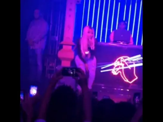 Nicki Minaj - Beez In The Trap (Live @ Alexander's Wang After-Party)