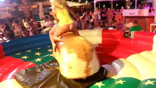 Скачут на быке Rodeo Bull mambos Magaluf 2013