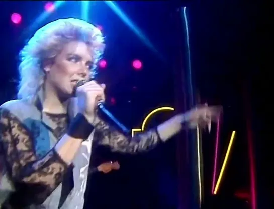 Kim Wilde - Love blonde - Dancing in the dark ( live, Thommys Pop-Show 17.12.1983 )