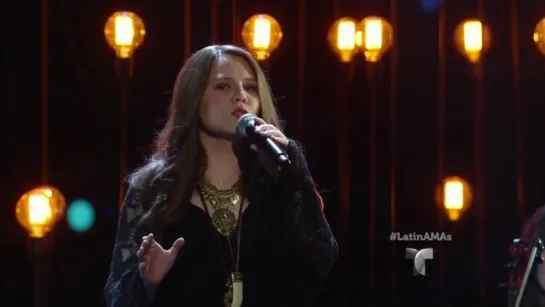 Jesse  Joy cantan “Ecos de amor” en los Latin American Music Awards 2015 (08/10/2015)