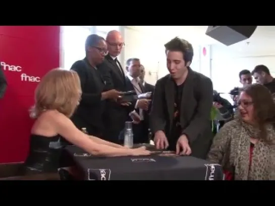 Kylie Minogue Kiss Me Once Signing (Paris 19.03.2014)