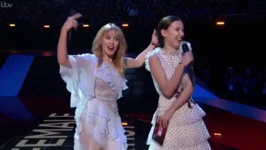 Kylie Minogue & Millie Bobby Brown Present Award To Dua Lipa (Brit Awards 21.02.2018)