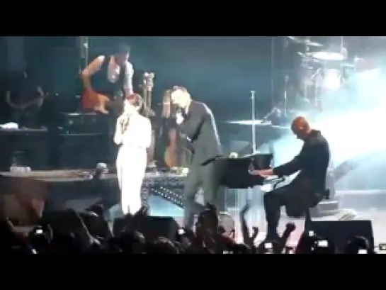 Hurts & Kylie Minogue - Confide In Me (Brixton Academy, London 04.11.2011)