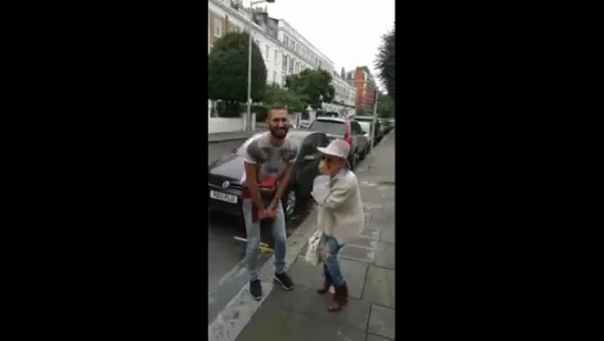 Kylie Minogue Sings With A Fan On The Street (London 05.09.2016)