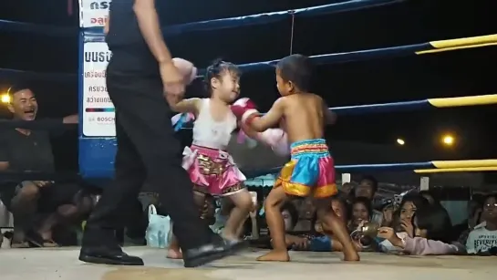 Muay Thai Show😘รีนะRIINA VS Nung1! リイナ VS 男の子！【27,500,000views】ムエタイ キックボクシング 子供 試合！！ (5years old! 15kg!)