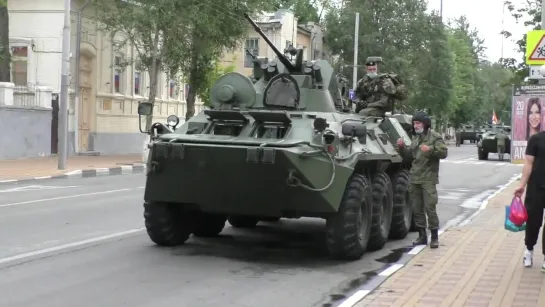 20.06.2020. По ул. Советской вдоль военной техники. {20.06.2020}