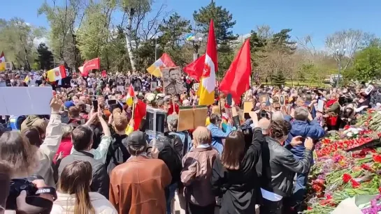 Одесса, 9 мая 2021 года. Тысячи людей скандируют: "Донбасс, мы с тобой!"