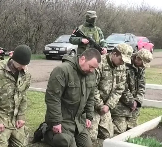 Добровольно сложившие оружие военнослужащие укро-вермахта преклонили колени в память о погибших на Донбассе {14.04.2022}