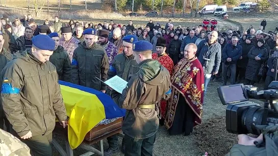 Побратими на колінах подякували воїну Івану Аніну