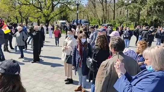 #9мая​ 2021 года в Одессе: парень душевно играет на бандуре «Летят журавли» Марка Бернеса