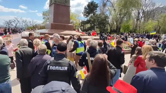 Одесские полицаи повязали бабушку с ребёнком за то, что прославляли города-герои!!! ШОК! {9.05.2021}