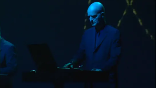 Kraftwerk - Radioactivity (Live 2005 HD)