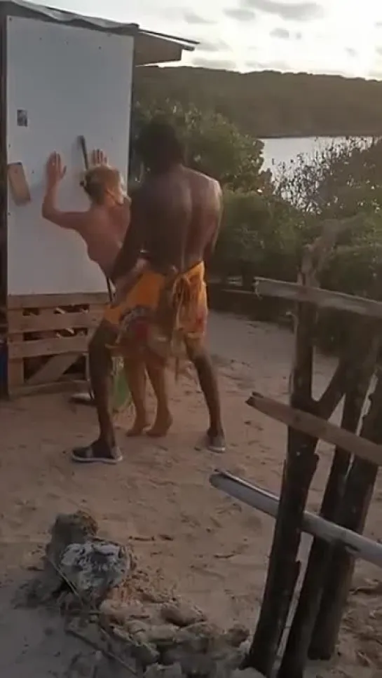 Une MILF française baisée par un homme de la tribu africaine - Vidéo - Vidéos porno gratuites - hclips.com