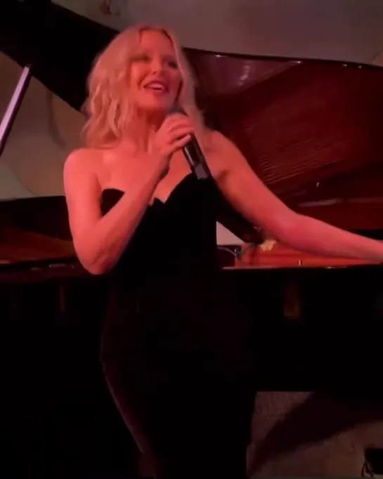 Spinning Around (Cafe Carlyle 06.06.2022)