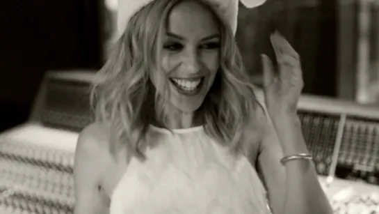 Kylie Minogue - Oh Santa (Studio Video)