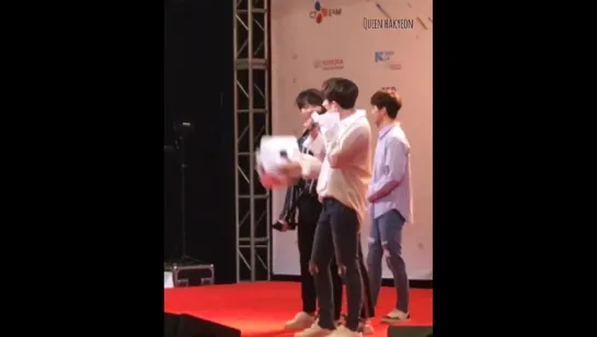 170819 KCON LA 2017 HI-TOUCH - Ken hit N in the face with the blow up dice