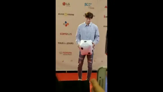 170819 KCONLA HI-TOUCH #HONGBIN does aegyo