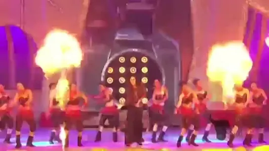 Kareena Kapoor's killer performance at the People's Choice Awards 2012