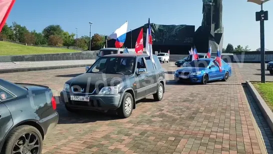 В Донецке проводится автопробег в честь Дня флага России