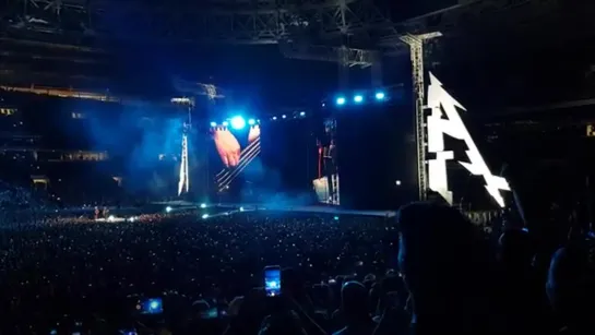 Москва. 21 июля, 2019. Metallica поёт "Группу крови" - Виктора Цоя.