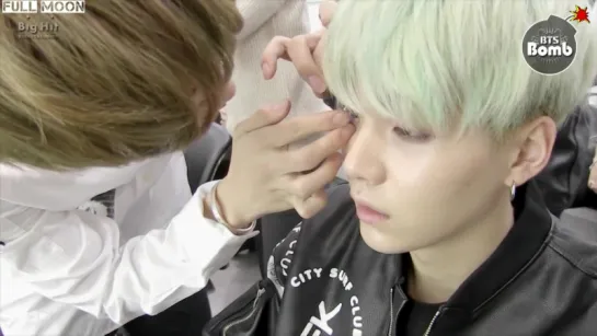 SUGA is trying to wear contact lenses (рус.саб)