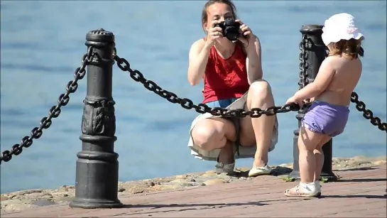 Мама фотограф светит трусики