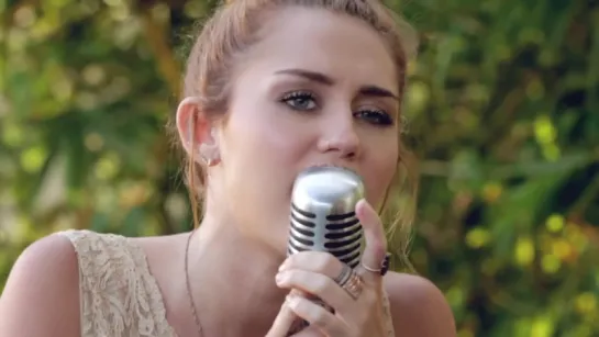 Miley Cyrus - The Backyard Sessions  (Jolene Cover)