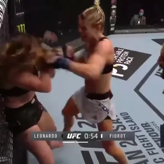 Manon Fiorot def. Victoria Leonardo / TKO (head kick and punches)