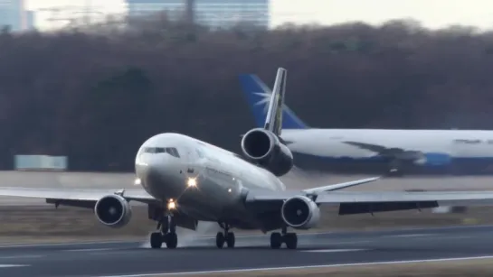 Airbus 330 vs. MD-11