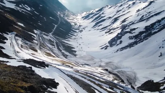 Невероятный фристайл - Горные лыжи - Freestyle Skiing Down The Stelvio Pass - Road Gaps w/ Bene Mayr  Markus Eder