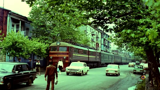 Поезд в городе. Батуми. Грузия. Железная дорога. История. Туризм.