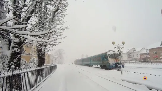 Снежный шторм в Карпатах. Железная дорога. Туризм. Украина.