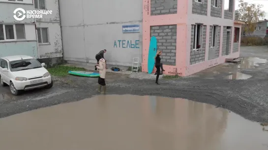 Николай и лужа у дома. Сахалин. Южно-Сахалинск. Человек на карте