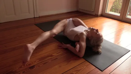 Йога - Ashtanga Yoga - working the hip (leg behind the head)