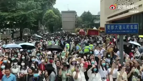 Встреча Сяо Чжаня у театра в Чэнду 20.06.21.