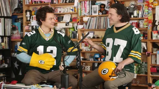 2 Green Bay Packers Fans Chat Behind The Tiny Desk, And One Of Them Is Harry Styles [RUS SUB]