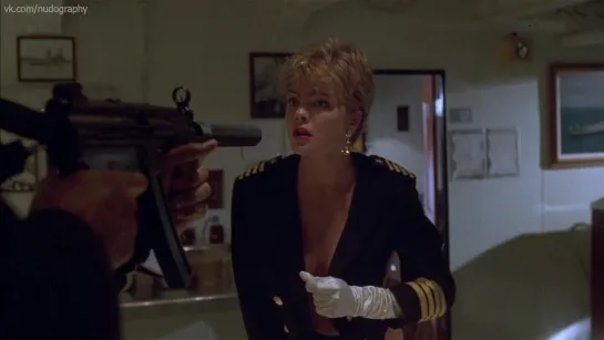 Эрика Элениак (Erika Eleniak) голая в фильме Захват (В осаде, Under Siege, 1992,