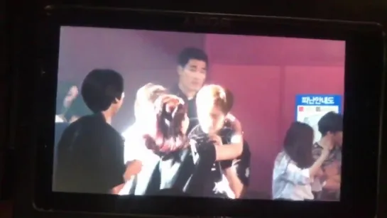 [Fancam][17.06.2017] Changkyun hugging his mom and dad @ The 1st World Tour: Beautiful in Seoul D-1