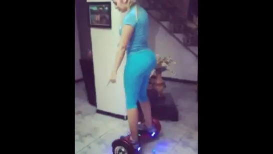 Giselle aprendiendo a montar hoverboard