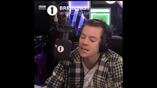 Harry Styles Co-hosting ‘Yesterday’s Quiz of the Year’ [RUS SUB]