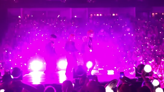 [Fancam][13.07.2019] The 3rd World Tour "WE ARE HERE" in Berlin - Play it Cool