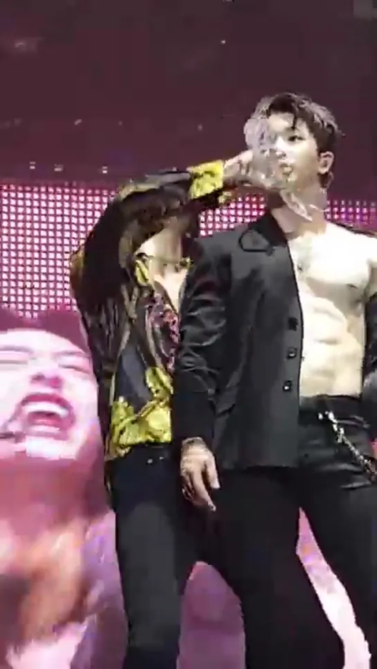 [Fancam][06.07.2019] The 3rd World Tour "WE ARE HERE" in Paris - Hyungwon splashing Wonho with water