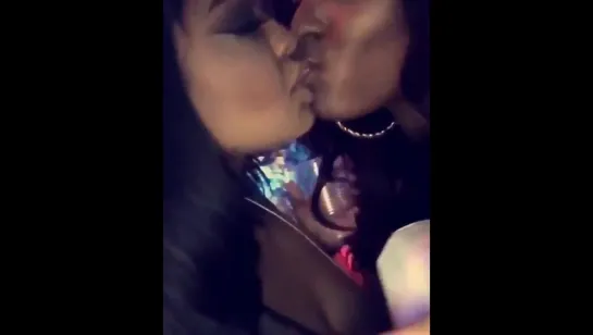 Девочки сосутся girls kissing