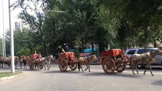 Караван следующий по Великому Шелковому Пути (Алматы, проспект Абая)