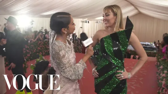 Miley Cyrus on Taking Liam Hemsworth to His First Met Gala | Met Gala 2019 With Liza Koshy | Vogue [RUS SUB]