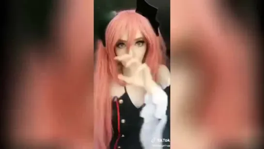 TikTok косплеет одна девушка