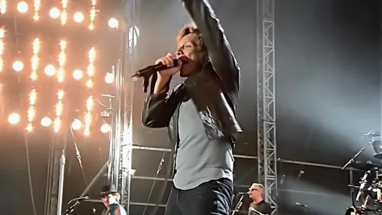 Jon Bon Jovi - Livin On A Prayer (Live 2011 HD)