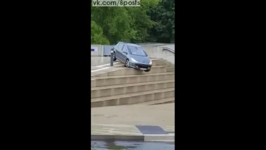 79-летняя бабушка едет на машине вниз по лестнице / A 79 year old woman down stairs by car